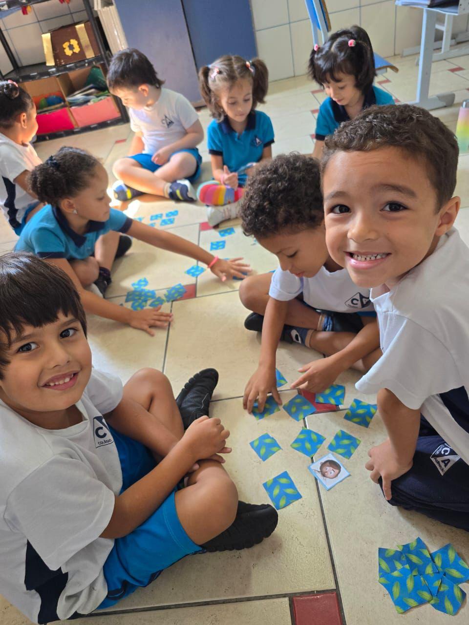 Alunos do Colégio Aclimação brincando de jogo da memória