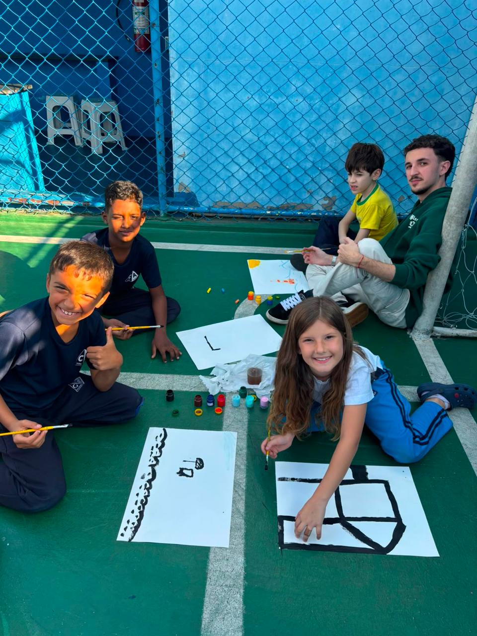 Alunos do Colégio Aclimação brincando com bolas na quadra
